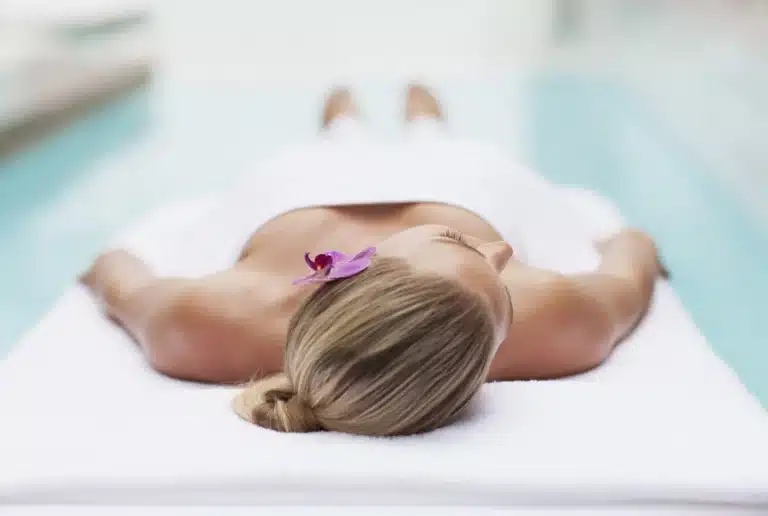 Frau auf der Liege eines Wellnesshotels in ÖSterreich